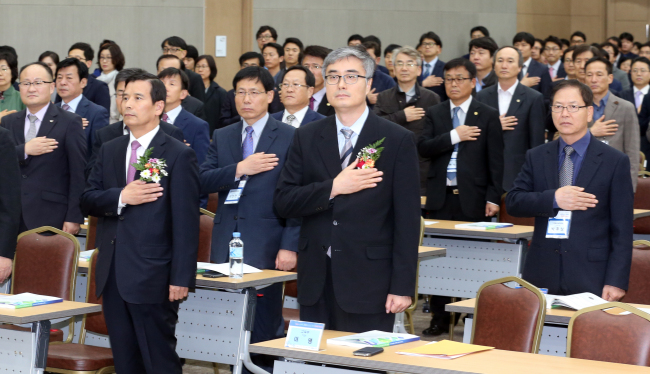 <YONHAP PHOTO-1331> 나이스(NEIS) 데이 정책·기술 세미나 (세종=연합뉴스) 배재만 기자 = 이영 교육부 차관이 9일 오후 정부세종컨벤션센터에서 열린 행복교육을 위한 2015 나이스(NEIS) 데이 정책·기술 세미나에서 참석자들과 함께 국기에 대한 경례를 하고 있다. '나이스(NEIS)'란 1만2천개 초중고와 176개 교육지원청, 17개 시도교육청 및 교육부의 교육행정정보를 전자적으로 연계 처리하며 유관기관과 행정 정보를 이용하는 종합 교육행정정보시스템이다. 2015.11.9 scoop@yna.co.kr http://blog.yonhapnews.co.kr/f6464/2015-11-09 15:24:07/ <저작권자 ⓒ 1980-2015 ㈜연합뉴스. 무단 전재 재배포 금지.>
