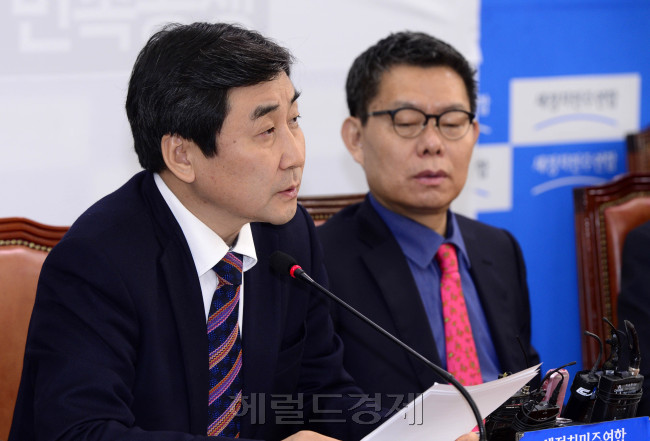 이종걸 새정치민주연합 원내대표가 10일 오전 서울 여의도 국회에서 열린 원내대책회의에서 모두발언을 하고 있다. 박해묵 기자/mook@heraldcorp.com