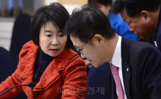 정미경 새누리당 나눔경제특별위원회 위원장이 10일 특위 전체회의에서 강석훈 간사와 이야기를 나누고 있다.
박해묵 기자/mook@heraldcorp.com