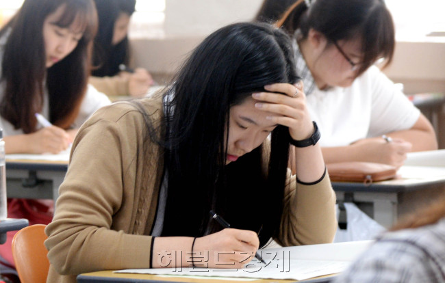 63만 수험생은 물론 가족, 후배, 지인까지 온 국민을 가슴 졸이게 하는 ‘국민시험’ 2016학년도 대학수학능력시험이 이틀 앞으로 다가왔다. 올해로 23회째인 수능을 앞둔 고3 학생들의 눈빛은 마치 자신과 가족의 운명을 건, 건곤일척(乾坤一擲)의 승부를 앞둔 무사처럼 비장하다.
박현구 기자phko@heraldcorp.com