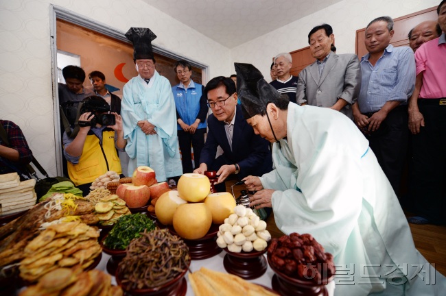 ▲합동차례를 올리고 있는 유덕열 구청장