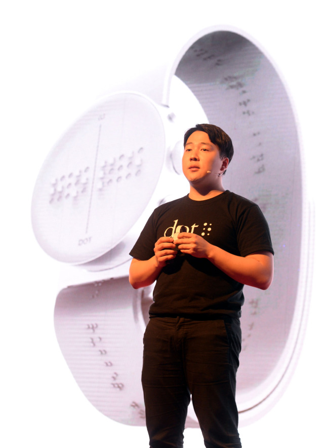 ‘헤럴드디자인포럼2015' 이 ‘디자인 플랫폼, 창조와 융합으로 가치를 더하다’를 <br />주제로 10일 오전 서울 용산구 그랜드하얏트서울 그랜드볼룸에서 열리고 있다. 사진은 세계최초 점자 스마트워치를 개발한 김주윤 닷 대표. 박현구 기자phko@heraldcorp.com/
‘헤럴드디자인포럼2015' 이 ‘디자인 플랫폼, 창조와 융합으로 가치를 더하다’를
주제로 10일 오전 서울 용산구 그랜드하얏트서울 그랜드볼룸에서 열리고 있다. 사진은 세계최초 점자 스마트워치를 개발한 김주윤 닷 대표. 박현구 기자phko@heraldcorp.com/