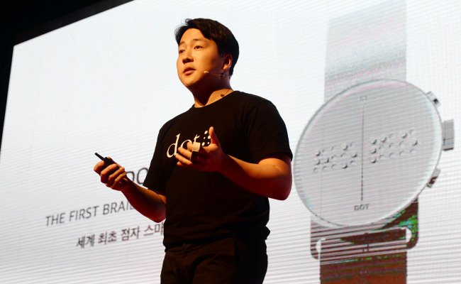 ‘헤럴드디자인포럼2015' 이 ‘디자인 플랫폼, 창조와 융합으로 가치를 더하다’를 <br />주제로 10일 오전 서울 용산구 그랜드하얏트서울 그랜드볼룸에서 열리고 있다. 사진은 세계최초 점자 스마트워치를 개발한 김주윤 닷 대표. 박현구 기자phko@heraldcorp.com/
‘헤럴드디자인포럼2015' 이 ‘디자인 플랫폼, 창조와 융합으로 가치를 더하다’를
주제로 10일 오전 서울 용산구 그랜드하얏트서울 그랜드볼룸에서 열리고 있다. 사진은 세계최초 점자 스마트워치를 개발한 김주윤 닷 대표. 박현구 기자phko@heraldcorp.com/