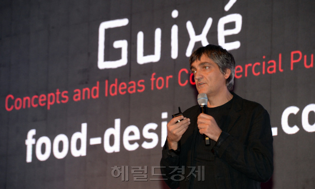 10일 오전 서울 남산 그랜드하얏트호텔 그랜드볼룸에서 열린 '헤럴드디자인포럼 2015'에서 세계적인 푸드디자이너인 마르티 귀세가 '오브제를 상상하라' 라는 주제로 강연을 하고 있다./안훈 기자 rosedale@heraldcorp.com