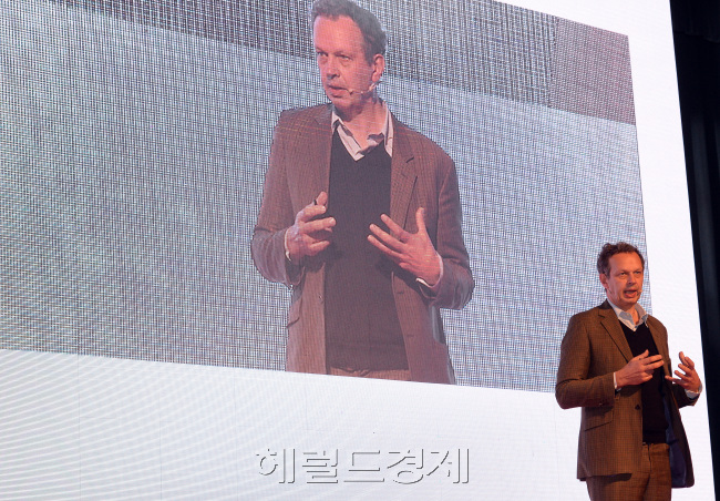 10일 오전 서울 남산 그랜드하얏트호텔 그랜드볼룸에서 열린 '헤럴드디자인포럼 2015'에서 영국을 대표하는 산업/제품 디자이너인 톰 딕슨이 '예술과 실용의 디자인' 이라는 주제로 강연을 하고 있다./안훈 기자 rosedale@heraldcorp.com
10일 오전 서울 남산 그랜드하얏트호텔 그랜드볼룸에서 열린 '헤럴드디자인포럼 2015'에서 영국을 대표하는 산업/제품 디자이너인 톰 딕슨이 '예술과 실용의 디자인' 이라는 주제로 강연을 하고 있다./안훈 기자 rosedale@heraldcorp.com