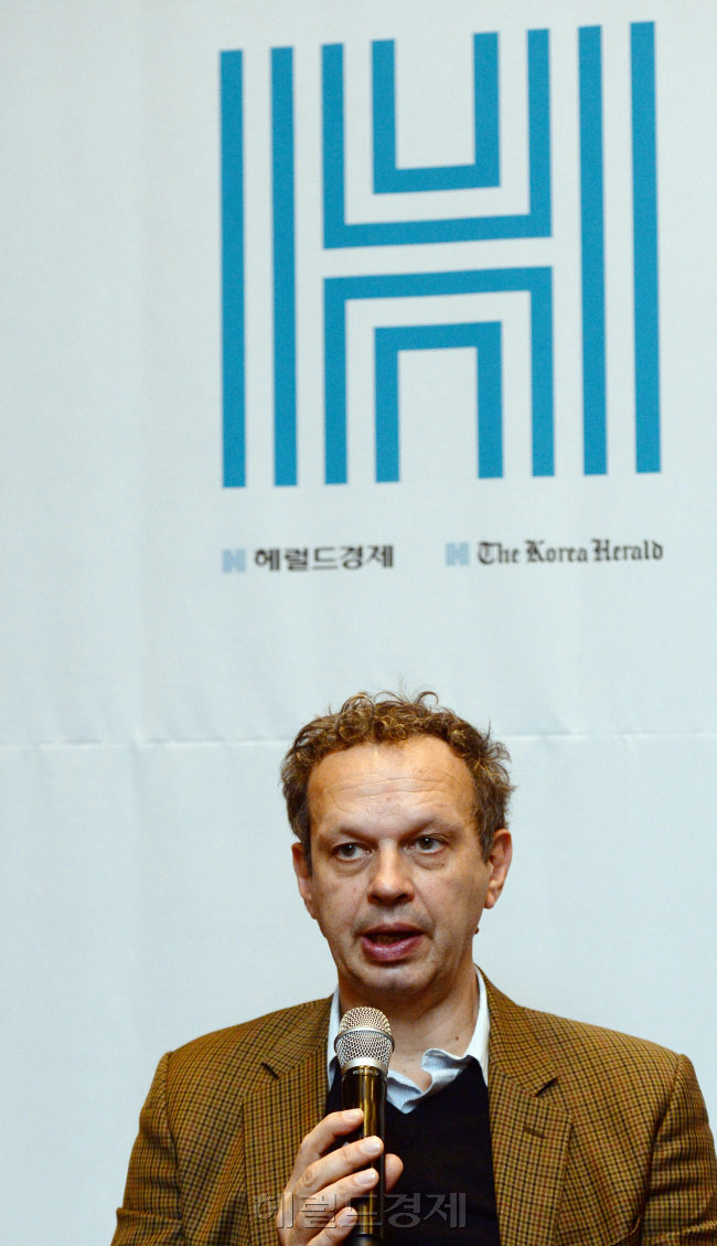 10일 오전 서울 남산 그랜드하얏트호텔 그랜드볼룸에서 열린 '헤럴드디자인포럼 2015'에서 영국을 대표하는 산업/제품 디자이너인 톰 딕슨이 기자회견을 하고 있다./안훈 기자 rosedale@heraldcorp.com