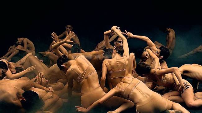 A scene from the Health Ministry's current antismoking TV ad, featuring ballet dancers expressing the agony of smoking’s side effects through dance movements. (A screen capture)