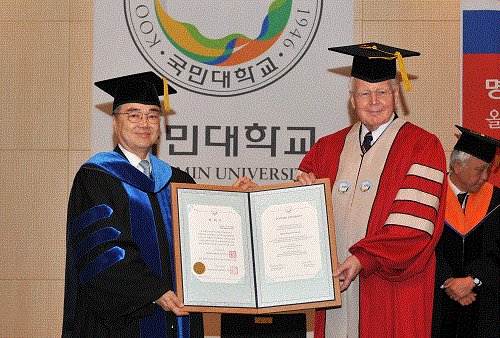 Kookmin University president Yu Ji-soo (left) and President of Iceland Olafur Ragnar Grimsson attend a ceremony presenting an honorary doctorate in Seoul, Monday.   (Kookmin University)