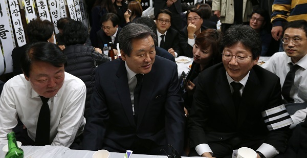 Former Saenuri floor leader Rep. Yoo Seong-min (right) talks with party chairman Rep. Kim Moo-sung (center) and Rep. Han Sun-kyo, who came to pay condolences for the death of Yoo’s father at a wake held in a hospital in Daegu, Monday.  (Yonhap)