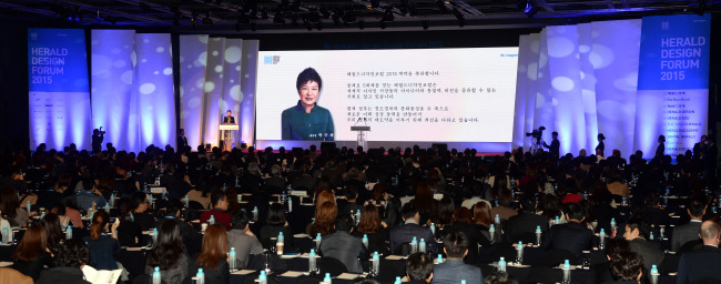 A contratulatory letter from President Park Geun-hye is displayed on the screen at the Herald Design Forum in Seoul on Tuesday. (Park Hyun-koo/The Korea Herald)