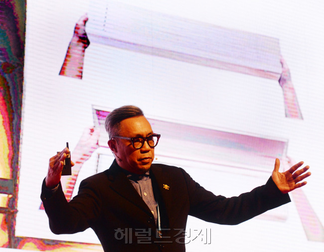홍콩의 대표적 디자이너 토미 리는 “디자이너도 역사와 정치, 그리고 금융 지식을 섭렵해야 한다”고 조언했다.  안훈 기자/rosedale@heraldcorp.com