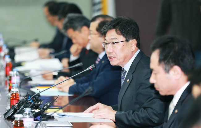 윤상직(오른쪽 두번째) 산업통상자원부 장관이 11일 오전 서울 중구 한국무역보험공사에서 열린 부처합동 수출진흥대책회의에서 모두발언을 하고 있다.  [사진제공=산업통상자원부]