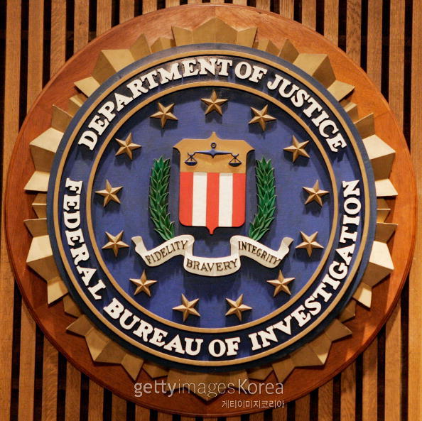 미국 연방수사국(FBI)의 로고와 수사 활동 모습. ‘조희팔 사건’처럼 광범위한 관할을 가진 대형사건의 경우 전국적ㆍ입체적 조직을 갖춘 ‘한국형 FBI’가 필요하다는 목소리가 커지고 있다. [사진=게티이미지]