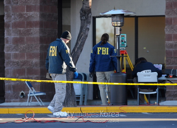 미국 연방수사국(FBI)의 로고와 수사 활동 모습. ‘조희팔 사건’처럼 광범위한 관할을 가진 대형사건의 경우 전국적ㆍ입체적 조직을 갖춘 ‘한국형 FBI’가 필요하다는 목소리가 커지고 있다. [사진=게티이미지]