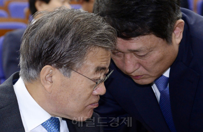 문재인 새정치민주연합 대표가 지난 9일 오전 국회에서 열린 당무위원회의에서 최재성 총무본부장이 전하는 귀엣말을 듣고 있다. [박해묵 기자/mook@heraldcorp.com]