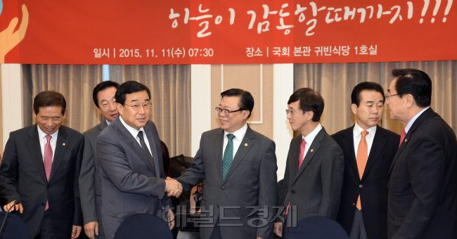 11일 오전 서울 여의도 국회 귀빈식당에서 열린 가뭄극복 당정정책협의회에서 이동필 농림축산식품부 장관이 김정훈 새누리당 정책위의장과 인사를 나누고 있다.
안훈 기자/rosedale@heraldcorp.com