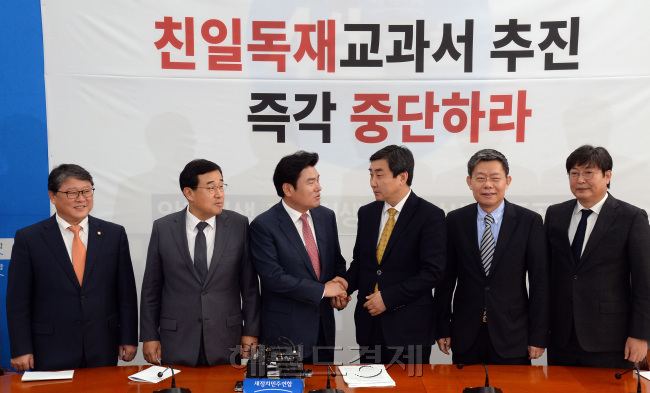 11일 오전 서울 여의도 국회 새정치민주연합 원내대표 회의실에서 한중 FTA와 경제살리기 법안 등을 논의하기 위해 여야 원내대표, 정책위의장, 원내수석부대표이 참석한 ‘3+3 회동’이 열리고 있다.안훈 기자/rosedale@heraldcorp.com