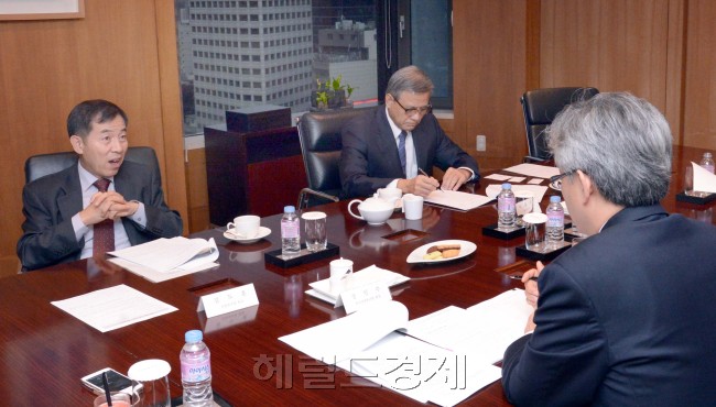 헤럴드경제와 현대경제연구원 공동으로 여섯번째 주제인 ‘산업경쟁력의 퀀텀점프를 위한 과제’ 좌담회가 지난 9일 서울 소공동 롯데호텔에서 열려 이관섭 산업통상자원부 1차관, 김도훈 산업연구원장, 박홍석 울산대 교수가 강인수 현대경제연구원장 사회로 토론을 벌였다. 정희조 기자/checho@heraldcorp.com