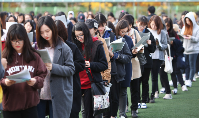 <YONHAP PHOTO-1309> 수능 D-1 (수원=연합뉴스) 홍기원 기자 = 2016학년도 대학수학능력시험을 하루 앞둔 11일 오전 경기도 수원시 장안구 농생명과학고등학교에서 수험생들이 수능 유의사항을 듣고 있다. 2015.11.11 xanadu@yna.co.kr/2015-11-11 11:35:15/Media Only <저작권자 ⓒ 1980-2015 ㈜연합뉴스. 무단 전재 재배포 금지.>
Students taking the annual college entrance exam to be held Thursday line up to receive instructions for the exam at Suwon High School for Agricultural Science in Suwon, Gyeonggi Province, Wednesday. Yonhap