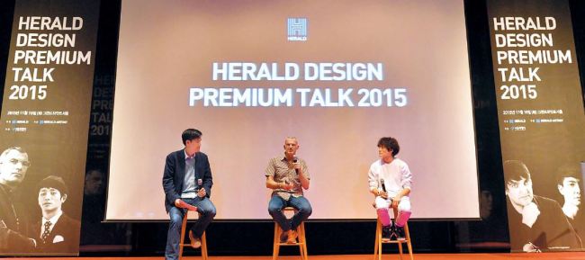 Industrial designer Arik Levy (center) discusses the essence of good design with contemporary dancer Kim Seol-jin
(right) during the Herald Design Premium Talk at Grand Hyatt Seoul on Tuesday. (Lee Sang-sub/The Korea Herald)