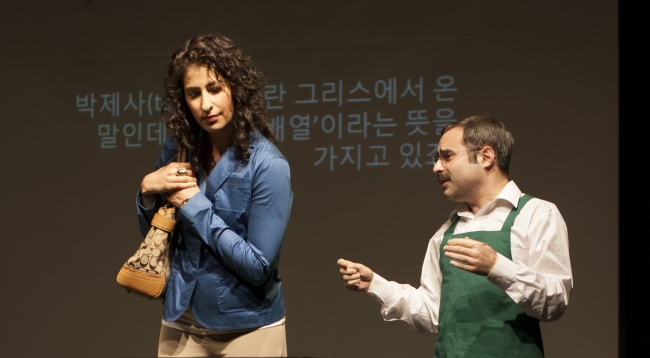 　Chris Zaczek and Barri Tsavaris perform in “Self Preservation” in Seoul Players’ Ten Minute Play Festival last year. (Edgebrook Images)