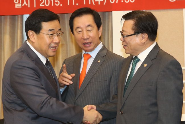 Ruling Saenuri Party lawmakers Reps. Kim Jung-hoon (left), Kim Sung-tae (center) and Minister of Agriculture, Food and Rural Affairs Lee Dong-phil attend the drought response meeting in Seoul on Wednesday. Yonhap