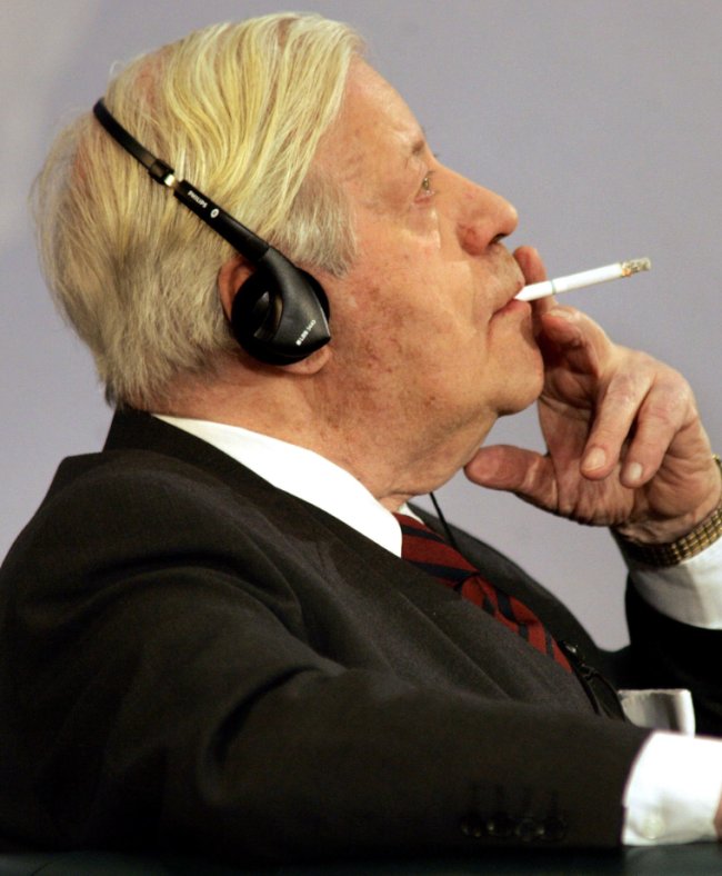 Former German Chancellor Helmut Schmidt smokes a cigarette as he takes part in a debate at the Foreign Ministry in Berlin.   AFP-Yonhap