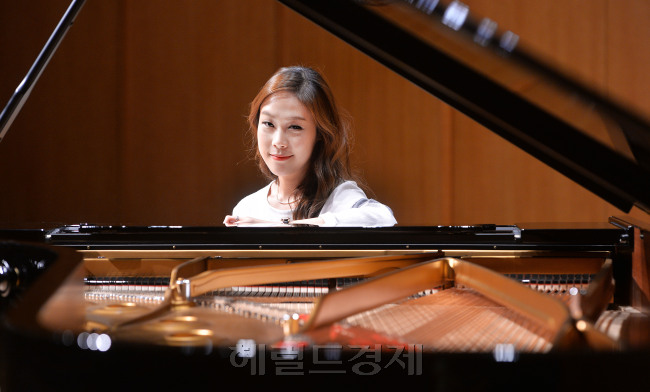 손열음은 올해 10월 개관한 금호아트홀 연세에 구비된 피아노를 직접 골랐다. 현재 손열음이 거주하고 있는 독일 하노버는 피아노 제조업체 스타인웨이 공장이 있는 함부르크에서 한시간 거리다. 손열음은 “피아니스트들은 리허설을 하고 바로 본공연에서 쳐야하니까 쉽게 적응할 수 있는 피아노 위주로 서너개를 우선 골랐다”며 “이 가운데 최종적으로 선택한 피아노는 성격이 좀 강하고 색깔이 있는 편이라 매력을 느꼈다”고 소개했다. 이상섭 기자/babtong@heraldcorp.com