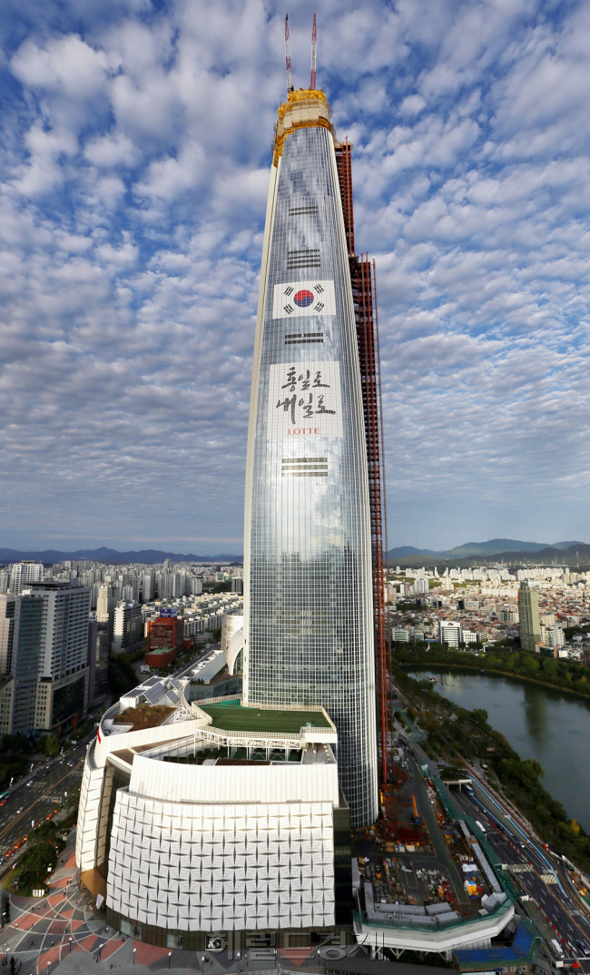 서울 잠실에 2016년 완공을 앞둔 123층ㆍ555m높이의 롯데월타워.[사진=롯데물산]
