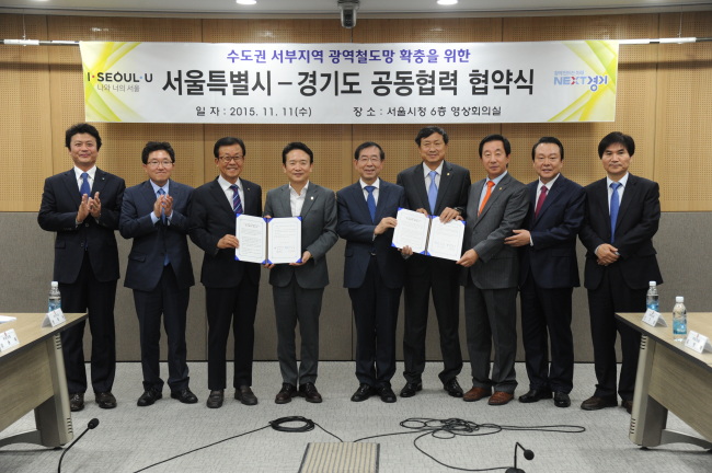 <YONHAP PHOTO-3110> 서울시·경기도, 원종∼홍대입구 광역철도 추진 MOU (서울=연합뉴스) 박원순 서울시장과 남경필 경기도지사가 11일 서울시청에서 서부지역(부천 원종∼홍대입구) 광역철도 추진을 위해 협력하는 내용의 양해각서(MOU)를 체결한 뒤 지역 국회의원 등 참석자들과 함께 기념촬영을 하고 있다. 원종∼홍대입구 광역철도는 부천 원종에서 서울 강서지역을 거쳐 홍대입구역으로 연결되는 총연장 17.25㎞, 정거장 10곳인 노선이다. 이 노선이 개통되면 부천 오정구청에서 서울시청까지 이동시간이 지하철 기준으로 현재 70분에서 47분으로 단축될 전망이다. 2015.11.11 <<서울시 제공>> photo@yna.co.kr/2015-11-11 18:34:53/ <저작권자 ⓒ 1980-2015 ㈜연합뉴스. 무단 전재 재배포 금지.>
<YONHAP PHOTO-3110> 서울시·경기도, 원종∼홍대입구 광역철도 추진 MOU (서울=연합뉴스) 박원순 서울시장과 남경필 경기도지사가 11일 서울시청에서 서부지역(부천 원종∼홍대입구) 광역철도 추진을 위해 협력하는 내용의 양해각서(MOU)를 체결한 뒤 지역 국회의원 등 참석자들과 함께 기념촬영을 하고 있다. 원종∼홍대입구 광역철도는 부천 원종에서 서울 강서지역을 거쳐 홍대입구역으로 연결되는 총연장 17.25㎞, 정거장 10곳인 노선이다. 이 노선이 개통되면 부천 오정구청에서 서울시청까지 이동시간이 지하철 기준으로 현재 70분에서 47분으로 단축될 전망이다. 2015.11.11 <<서울시 제공>> photo@yna.co.kr/2015-11-11 18:34:53/ <저작권자 ⓒ 1980-2015 ㈜연합뉴스. 무단 전재 재배포 금지.>