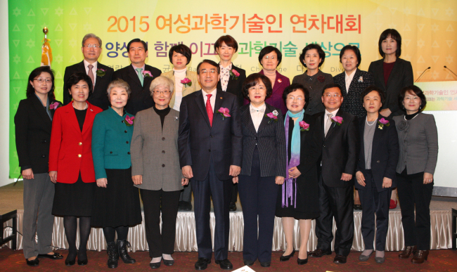 <YONHAP PHOTO-2509> 2015 여성과학기술인 연차대회 (서울=연합뉴스) 이석준 미래창조과학부 제1차관이 11일 오후 서울 강남구 한국과학기술회관에서 열린 '2015 여성과학기술인 연차대회'에 참석, 기념촬영 하고 있다. 앞줄 왼쪽부터 한성옥 대한여성과학기술인회장, 박영아 한국과학기술기획평가원장, 정광화 한국기초과학지원연구원장, 이혜숙 한국여성과학기술인지원센터 소장, 이석준 미래창조과학부 제1차관, 김명자 한국여성과학기술인지원센터 이사장, 백희영 한국여성과학기술단체총연합회장. 2015.11.11 << 미래창조과학부 제공 >> photo@yna.co.kr/2015-11-11 16:13:24/ <저작권자 ⓒ 1980-2015 ㈜연합뉴스. 무단 전재 재배포 금지.>