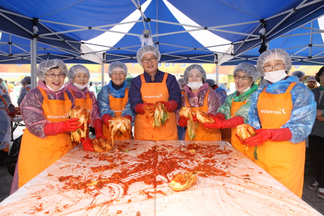 <YONHAP PHOTO-2477> "사랑의 김장 맛있게 버무려요" (서울=연합뉴스) 11일 서울 관악구 낙성대공원 광장에서 열린 '사랑의 김장 나눔 릴레이'에 참석한 유종필 관악구청장이 자원봉사자들과 김장을 담그고 있다. 2015.11.11 << 관악구청 제공 >> photo@yna.co.kr/2015-11-11 16:07:32/ <저작권자 ⓒ 1980-2015 ㈜연합뉴스. 무단 전재 재배포 금지.>
<YONHAP PHOTO-2477> "사랑의 김장 맛있게 버무려요" (서울=연합뉴스) 11일 서울 관악구 낙성대공원 광장에서 열린 '사랑의 김장 나눔 릴레이'에 참석한 유종필 관악구청장이 자원봉사자들과 김장을 담그고 있다. 2015.11.11 << 관악구청 제공 >> photo@yna.co.kr/2015-11-11 16:07:32/ <저작권자 ⓒ 1980-2015 ㈜연합뉴스. 무단 전재 재배포 금지.>