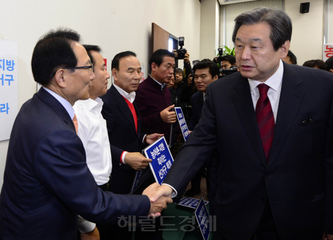 김무성 새누리당 대표가 12일 오전 서울 여의도 국회에서 열린 최고위원회의에 앞 서 의석 수 감소에 반대하며 농성중인 농어촌 지역구 의원들과 악수를 나누고 있다. 박해묵 기자/mook@heraldcorp.com