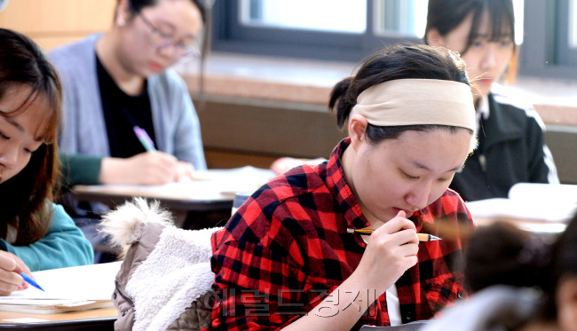 2016학년도 대학수학능력시험(수능)이 12일 오전 전국 85개 시험지구, 1212개 고사장에서 일제히 치러졌다. 서울 이화여자외고에서 수험생들이 비장한 표정으로 수능 시험 문제를 풀고 있다. 박현구 기자/phko@heraldcorp.com