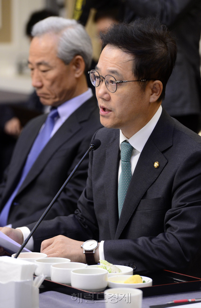 12일 오전 서울 여의도 국회 귀빈식당에서 경제상황점TF 6차회의가 열린 가운데 강석훈 경제상황점검TF 단장이 인사말을 하고 있다. 박해묵 기자/mook@heraldcorp.com