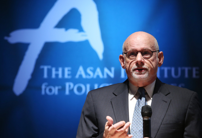 Joel Wit speaks during a forum in Seoul. (Yonhap)