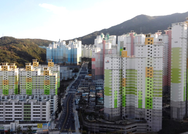 동문건설이 부산 만덕주공 아파트를 재건축해 지난달 입주한 부산 백양산 굿모닝힐 단지 전경.