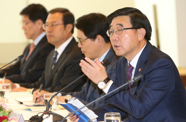 <YONHAP PHOTO-0812> 이기권 고용장관, 석유ㆍ화학업종 CEO와 간담회 (서울=연합뉴스) 김주성 기자 = 이기권 고용노동부 장관이 13일 오전 서울 중구 프레지던트호텔에서 석유ㆍ화학업종 기업 대표자들과 가진 간담회에서 임금체계 개편 등 노동개혁을 통한 위기극복을 당부하고 있다. 2015.11.13 utzza@yna.co.kr/2015-11-13 08:06:53/ <저작권자 ⓒ 1980-2015 ㈜연합뉴스. 무단 전재 재배포 금지.>