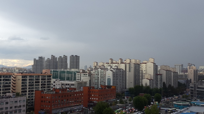 서초구 잠원동, 반포동 일대. 재건축을 마친 아파트, 공사 중인 곳, 기존 아파트가 뒤섞여 있다.