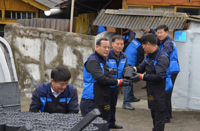 <YONHAP PHOTO-2309> 대한석탄공사 러브콜 봉사단 장성지회 연탄나눔 봉사 (태백=연합뉴스) 대한석탄공사 러브콜 봉사단원들이 12일 태백시 장성시장 2길 고옥녀(독거노인) 씨 등 29세대를 찾아 모두 1만5천장의 연탄을 전달했다. 석탄을 생산ㆍ공급하는 공기업인 석탄공사는 독거노인, 기초생활수급자 등과 사랑의 온기를 나누기 위해 매년 사랑의 연탄나눔 행사를 해오고 있다. 2015.11.12 <<대한석탄공사 장성광업소>> ryu625@yna.co.kr/2015-11-12 18:36:49/ <저작권자 ⓒ 1980-2015 ㈜연합뉴스. 무단 전재 재배포 금지.>
<YONHAP PHOTO-2309> 대한석탄공사 러브콜 봉사단 장성지회 연탄나눔 봉사 (태백=연합뉴스) 대한석탄공사 러브콜 봉사단원들이 12일 태백시 장성시장 2길 고옥녀(독거노인) 씨 등 29세대를 찾아 모두 1만5천장의 연탄을 전달했다. 석탄을 생산ㆍ공급하는 공기업인 석탄공사는 독거노인, 기초생활수급자 등과 사랑의 온기를 나누기 위해 매년 사랑의 연탄나눔 행사를 해오고 있다. 2015.11.12 <<대한석탄공사 장성광업소>> ryu625@yna.co.kr/2015-11-12 18:36:49/ <저작권자 ⓒ 1980-2015 ㈜연합뉴스. 무단 전재 재배포 금지.>