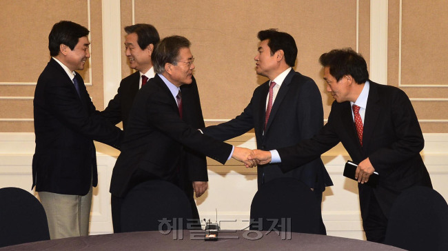 김무성 새누리당 대표와 문재인 새정치민주연합 등 여야 지도부가 지난 12일 국회 귀빈식당에서 열린 ‘4+4 회담’에서 서로 웃으며 악수하고 있다.박해묵 기자/mook@heraldcorp.com