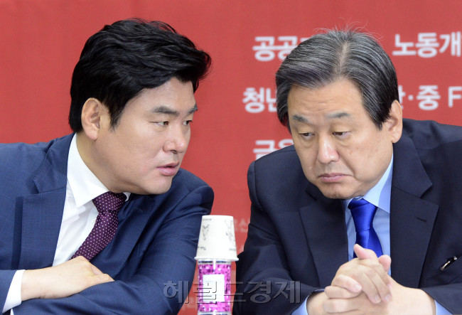 김무성 새누리당 대표와 원유철 원내대표가 13일 오전 서울 여의도 국회에서 열린 주요당직자회의에서 귀엣말을 나누고 있다. 박해묵 기자/mook@heraldcorp.com