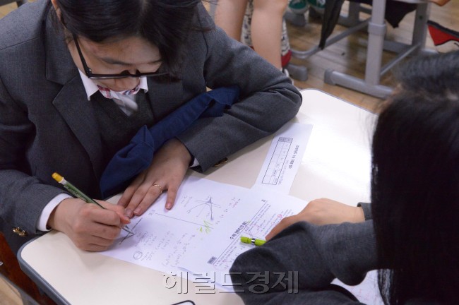 13일 서울 서초고등학교에서 고3 수험생들이 전날 치른 수능시험 가채점을 하고 있다. 정희조 기자/checho@heraldcorp.com