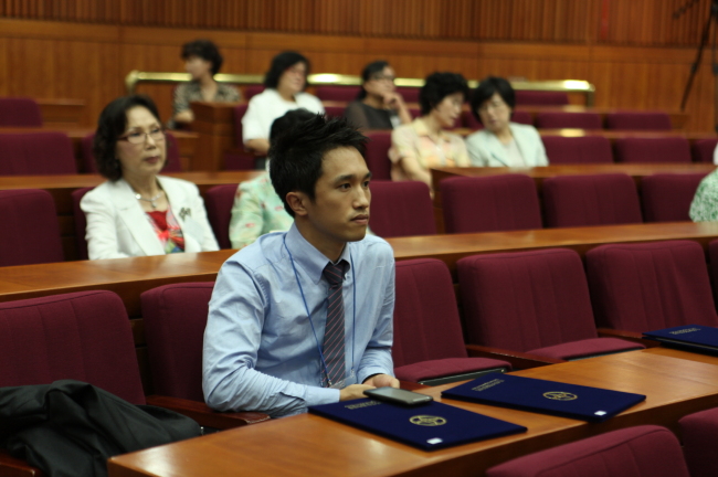 Interns are making a presentation based on team projects during the National Assembly internship (Korean League Of Women Voters)