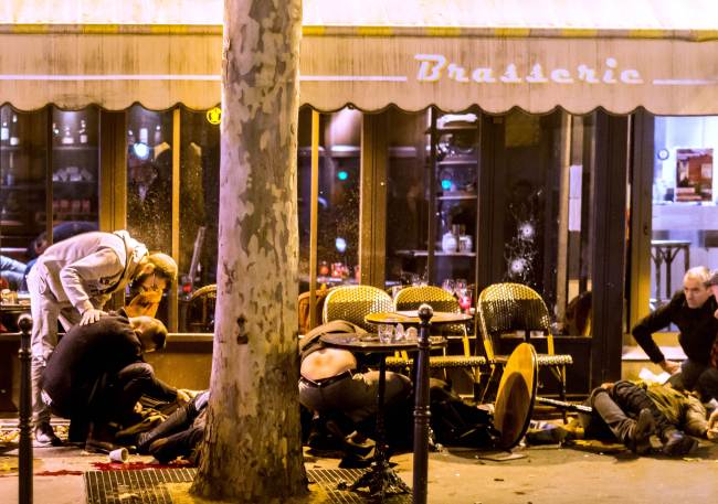 <YONHAP PHOTO-0105> People lie on the pavement at the tarrasse of the Cafe Bonne Biere in Paris, on November 13, 2015, following a series of coordinated attacks in and around Paris which left more than 120 people dead. French President Francois Hollande on November 14 declared three days of national mourning after what he called acts of "absolute barbarity". AFP PHOTO / ANTHONY DORFMANN/2015-11-15 00:24:41/ <저작권자 ⓒ 1980-2015 ㈜연합뉴스. 무단 전재 재배포 금지.>
People lie on the pavement outside the Cafe Bonne Biere in Paris on Friday, following a series of coordinated attacks in and around Paris that left at least 129 people dead.   AFP-Yonhap