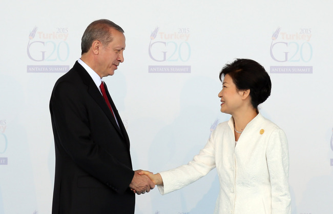 President Park Geun-hye is greeted by Turkish President Recep Tayyip Erdogan as she arrived at the venue for the Group of 20 summit in Antalya, Turkey, on Sunday. (Yonhap)