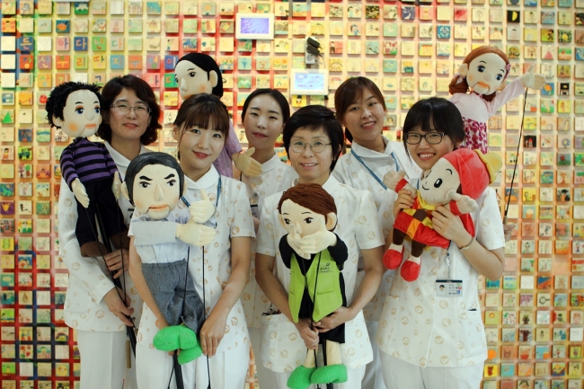 <YONHAP PHOTO-0483> 6년째 인형극으로 아동 성폭력 막는 백의의 천사들 (서울=연합뉴스) 16일 서울아산병원과 굿네이버스에 따르면 이 병원 간호사 20여명은 2010년 인형극 봉사단을 꾸려 송파구와 강동구, 광진구 일대 초등학교와 유치원을 찾아 아동 성폭력 예방 인형극을 하고 있다. 2015.11.16. << 굿네이버스 제공 >> photo@yna.co.kr/2015-11-16 06:37:56/ <저작권자 ⓒ 1980-2015 ㈜연합뉴스. 무단 전재 재배포 금지.>
<YONHAP PHOTO-0483> 6년째 인형극으로 아동 성폭력 막는 백의의 천사들 (서울=연합뉴스) 16일 서울아산병원과 굿네이버스에 따르면 이 병원 간호사 20여명은 2010년 인형극 봉사단을 꾸려 송파구와 강동구, 광진구 일대 초등학교와 유치원을 찾아 아동 성폭력 예방 인형극을 하고 있다. 2015.11.16. << 굿네이버스 제공 >> photo@yna.co.kr/2015-11-16 06:37:56/ <저작권자 ⓒ 1980-2015 ㈜연합뉴스. 무단 전재 재배포 금지.>