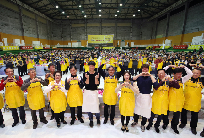 <YONHAP PHOTO-1721> KB국민은행, 김장나눔 봉사활동 (서울=연합뉴스) 윤종규 KB국민은행장(앞줄 가운데)이 지난 14일 서울 강서구 KBS스포츠월드 제2체육관에서 열린 KB사랑의 김장나눔 봉사활동에서 제타룡 대학적십자사 서울지사 회장, '피겨여왕' 김연아, 오세득 셰프, 최현석 셰프 등 참가자들과 기념촬영을 하고 있다. KB국민은행은 이번 행사를 대한적십자사와 함께 열었다. 2015.11.15 << KB국민은행 제공 >> photo@yna.co.kr/2015-11-15 14:48:24/ <저작권자 ⓒ 1980-2015 ㈜연합뉴스. 무단 전재 재배포 금지.>
<YONHAP PHOTO-1721> KB국민은행, 김장나눔 봉사활동 (서울=연합뉴스) 윤종규 KB국민은행장(앞줄 가운데)이 지난 14일 서울 강서구 KBS스포츠월드 제2체육관에서 열린 KB사랑의 김장나눔 봉사활동에서 제타룡 대학적십자사 서울지사 회장, '피겨여왕' 김연아, 오세득 셰프, 최현석 셰프 등 참가자들과 기념촬영을 하고 있다. KB국민은행은 이번 행사를 대한적십자사와 함께 열었다. 2015.11.15 << KB국민은행 제공 >> photo@yna.co.kr/2015-11-15 14:48:24/ <저작권자 ⓒ 1980-2015 ㈜연합뉴스. 무단 전재 재배포 금지.>