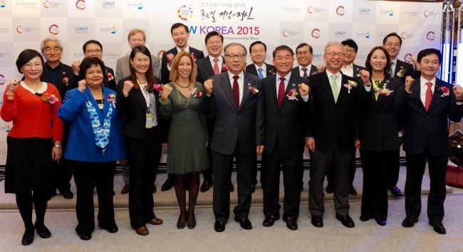 Han Jung-wha (center, front row), chief of the Small and Medium Business Administration, poses with domestic and international VIP guests in the opening of the 2015 Global Entrepreneurship Week at The-K Hotel Seoul in southern Seoul on Monday.   SMBA