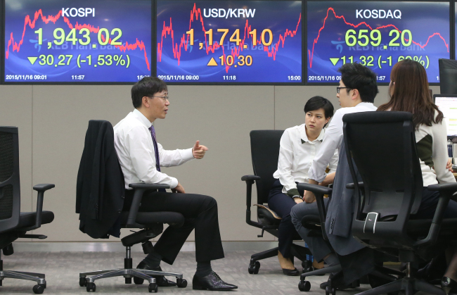 Currency dealers talk at a trading room at KEB Hana Bank, Monday, when the Korean won and stocks lost sharply. (Yonhap)
